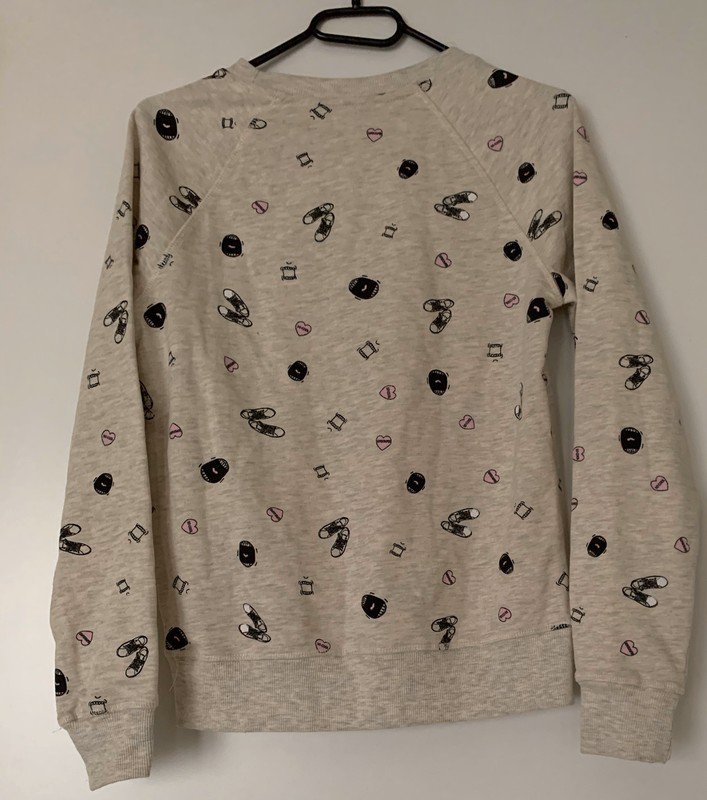 Graues Shirt mit schwarzem Aufdruck