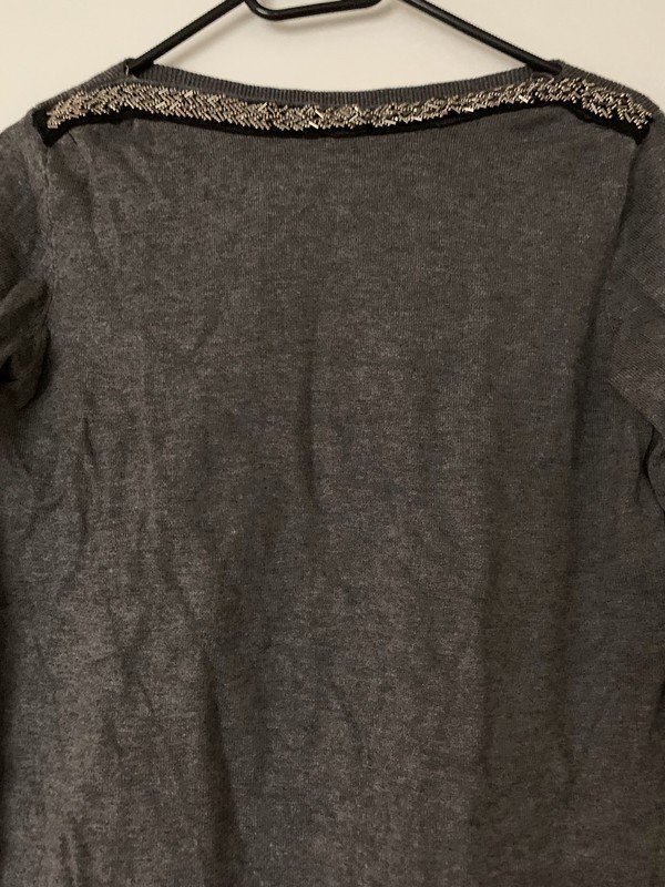 Graues Shirt mit Ziersteinchen von Reserved