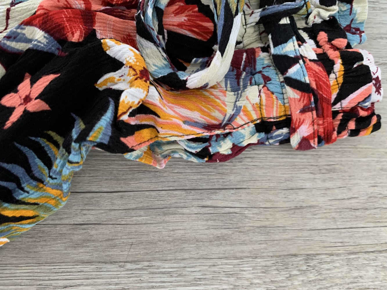 Schwarze Shorts mit Blumenmuster von Stradivarius 