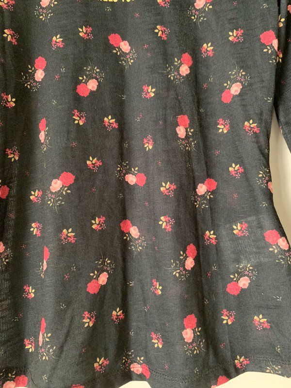 Schwarzes Shirt mit Blumenmuster und goldener Aufschrift von C&A