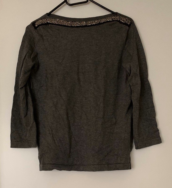 Graues Shirt mit Ziersteinchen von Reserved