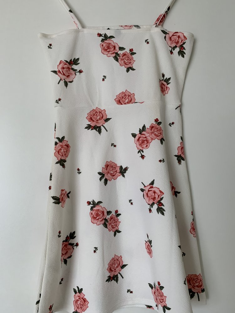Weißes Kleid mit Blumenmuster 