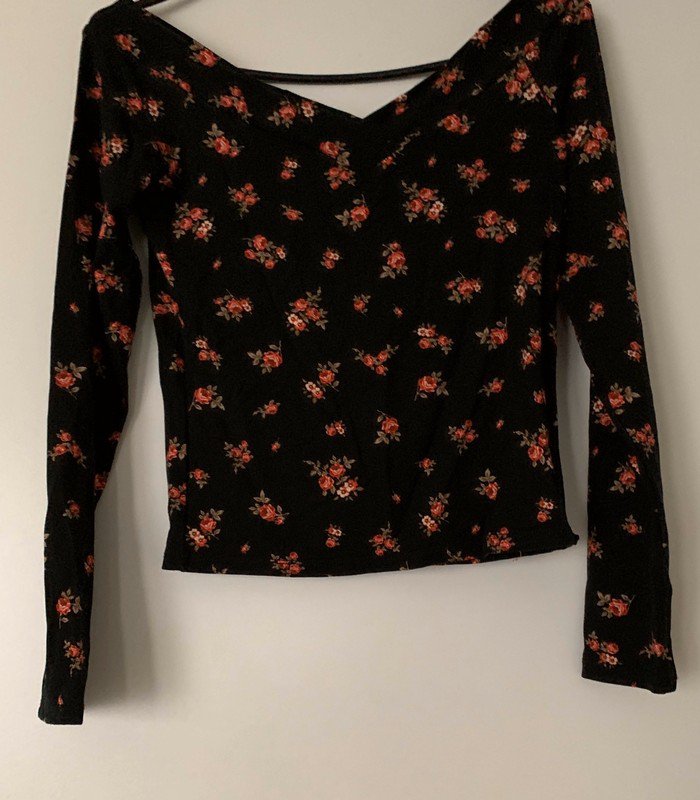 Schwarzes Off Shoulder Shirt mit Blumenmuster von H&M 