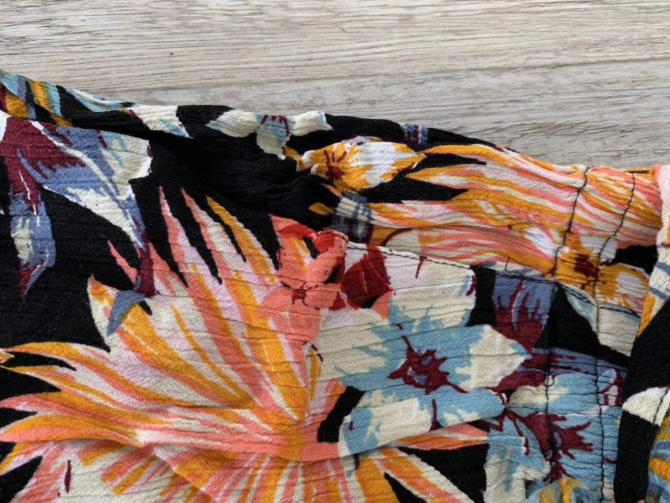 Schwarze Shorts mit Blumenmuster von Stradivarius 