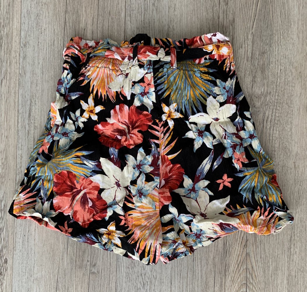 Schwarze Shorts mit Blumenmuster von Stradivarius 