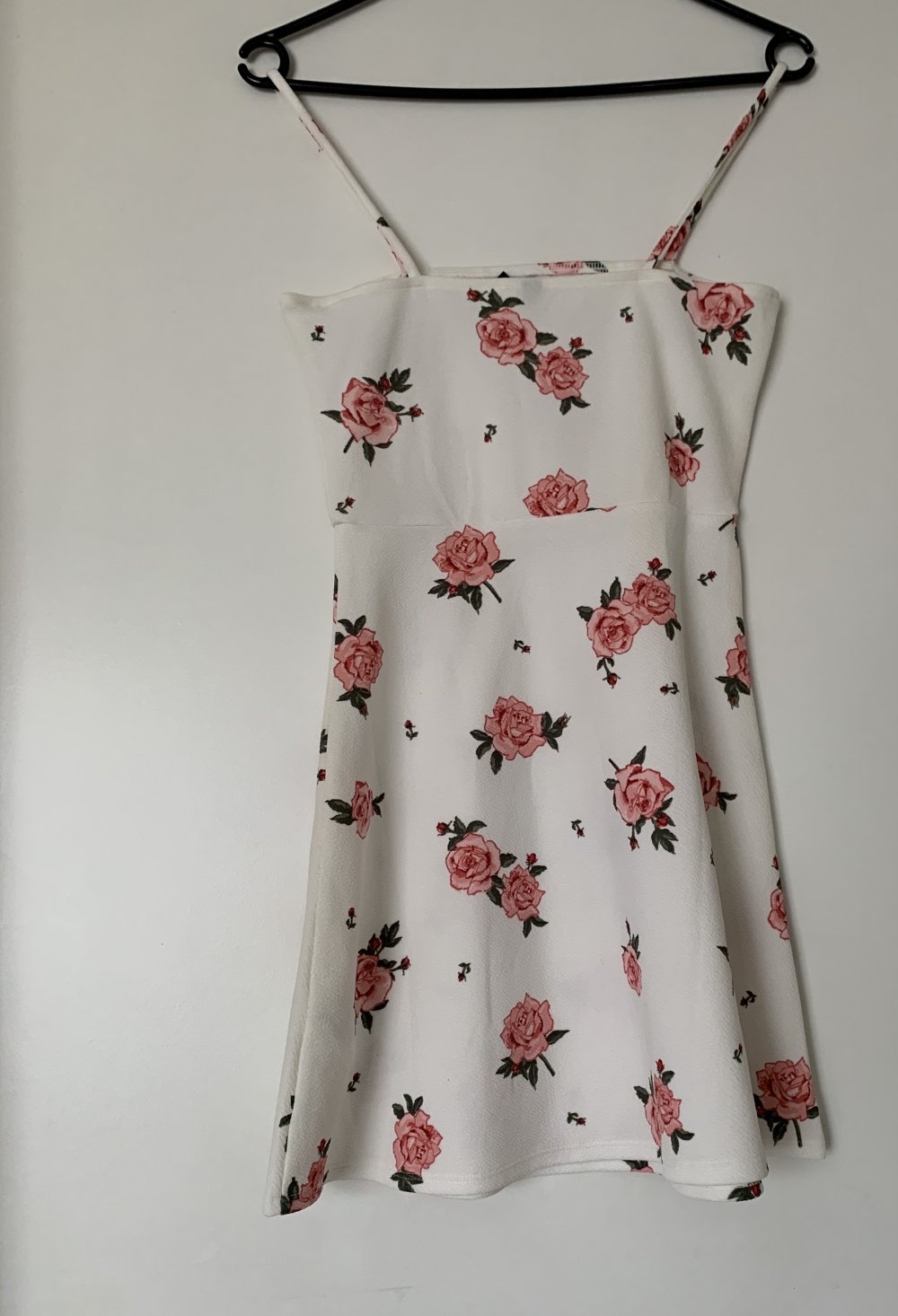 Weißes Kleid mit Blumenmuster 