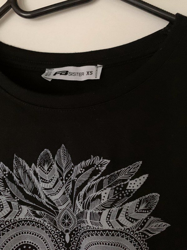 Schwarzes Top Mit weißem Aufdruck 