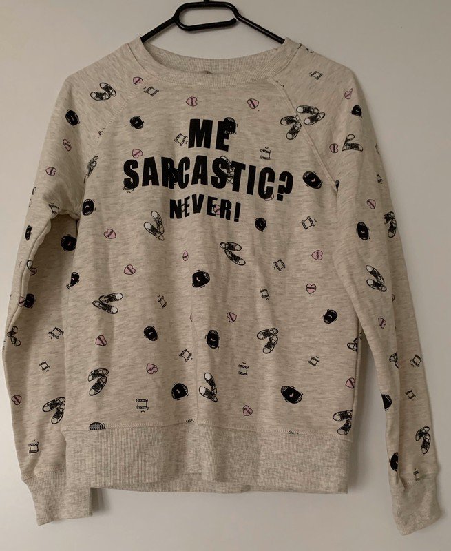 Graues Shirt mit schwarzem Aufdruck