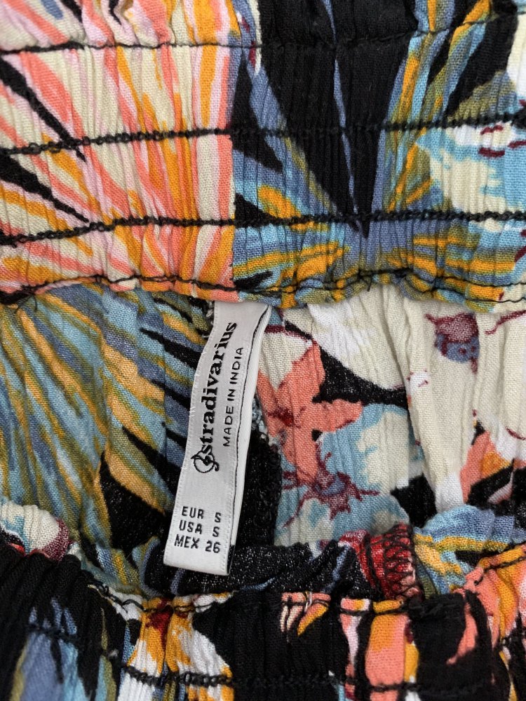 Schwarze Shorts mit Blumenmuster von Stradivarius 