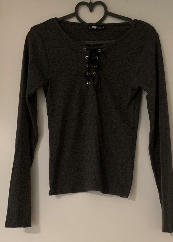 Graues Shirt mit Schnürung