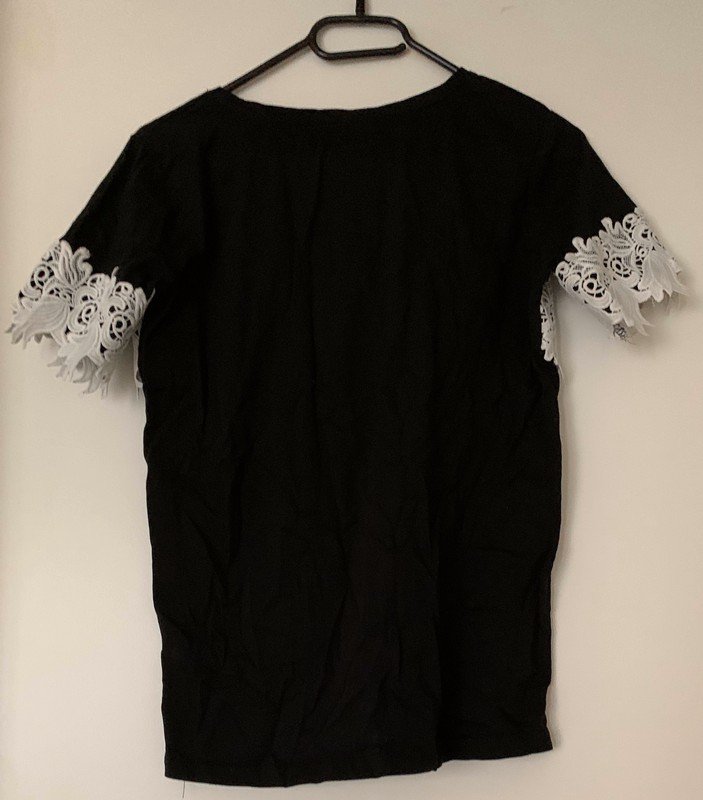 Schwarzes Tshirt mit weißer Häkelspitze 