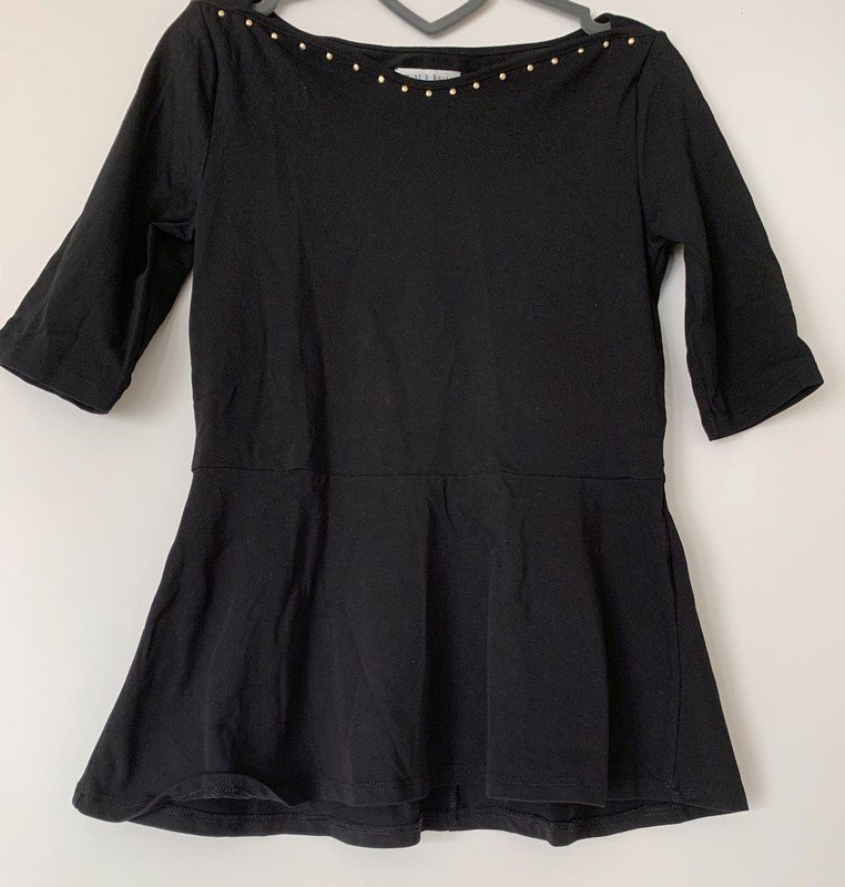 Schwarzes Peplum Shirt mit Nieten 