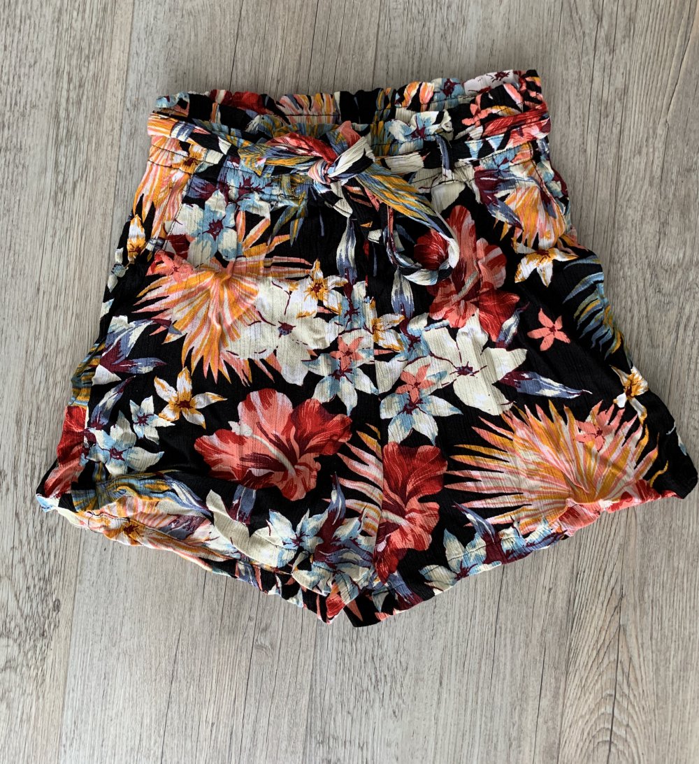 Schwarze Shorts mit Blumenmuster von Stradivarius 