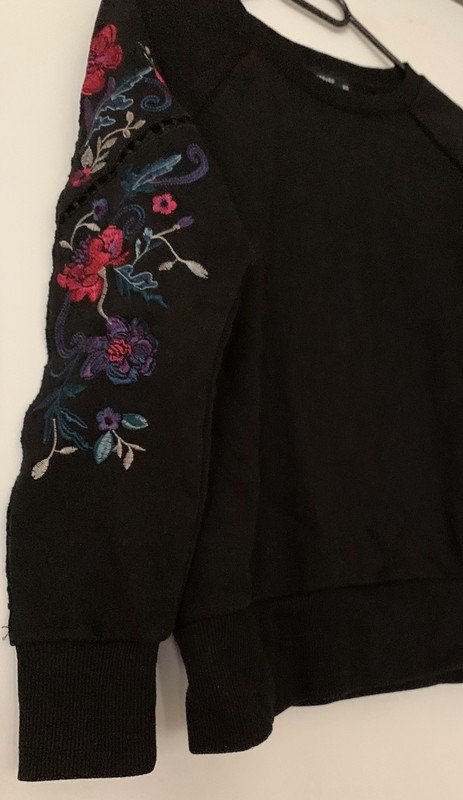 Schwarzer Pullover mit Blumenstickerei von Reserved