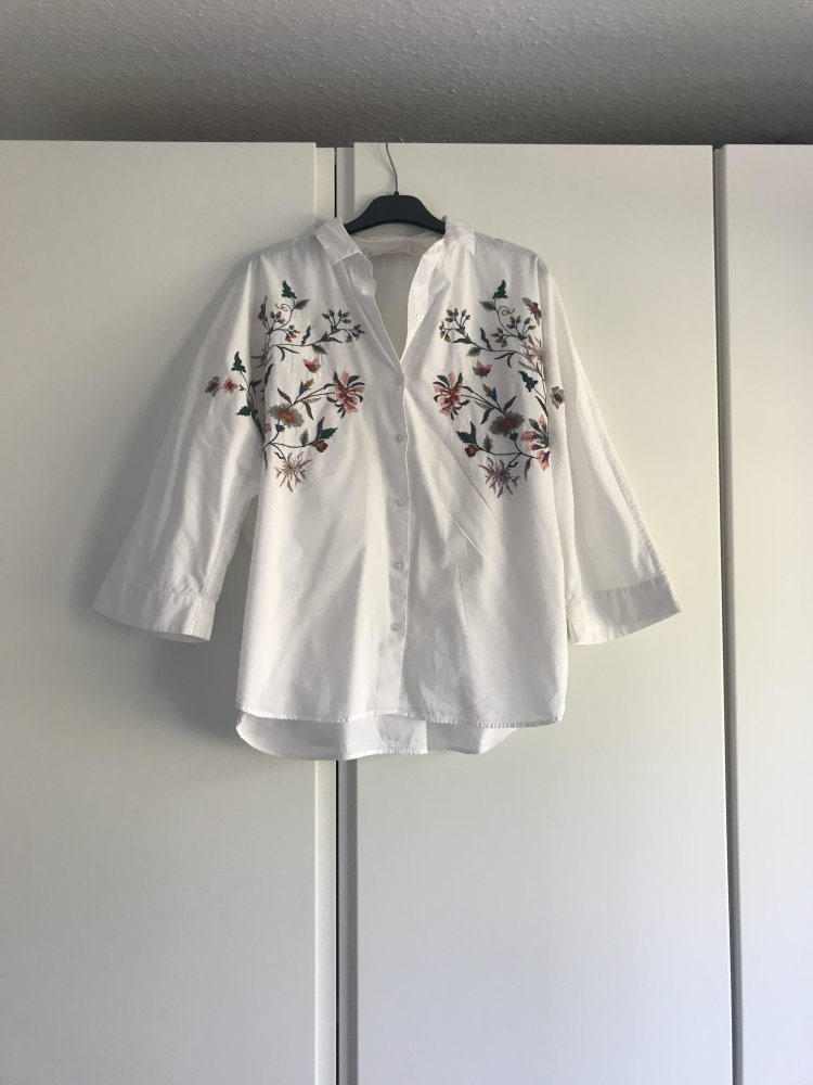 Weiße Bluse von Zara mit Blumenstickereien 