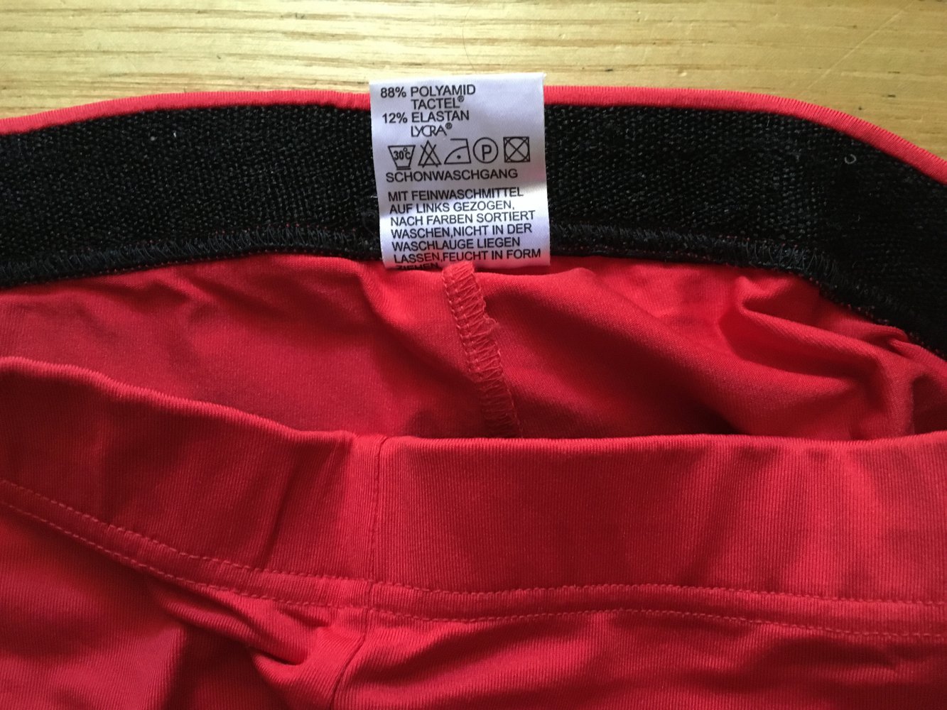 rote Sporthose mit schwarze Streifen Gr. 36/38 active wear