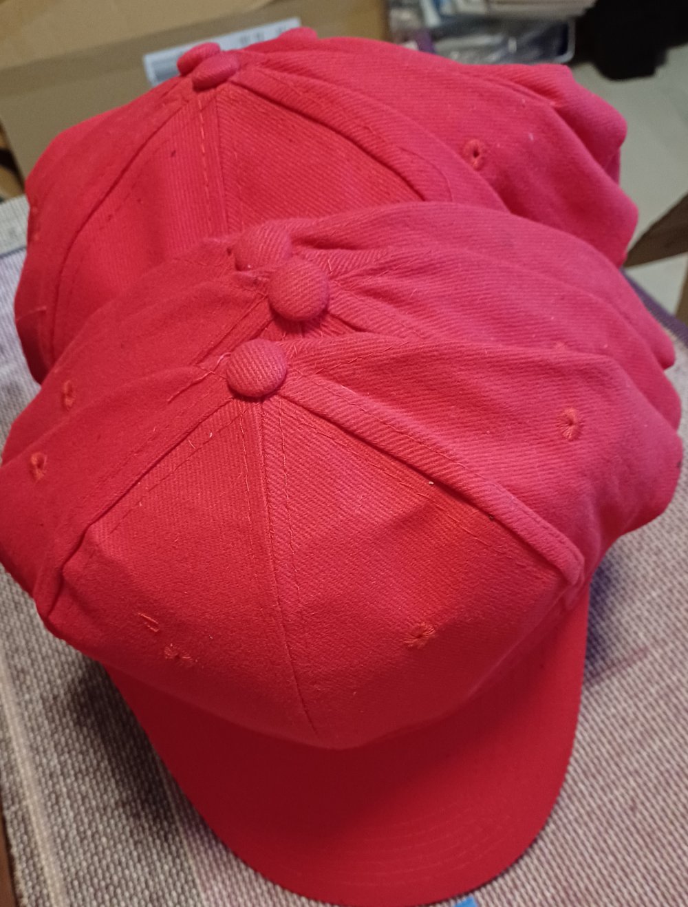17 rote Capis