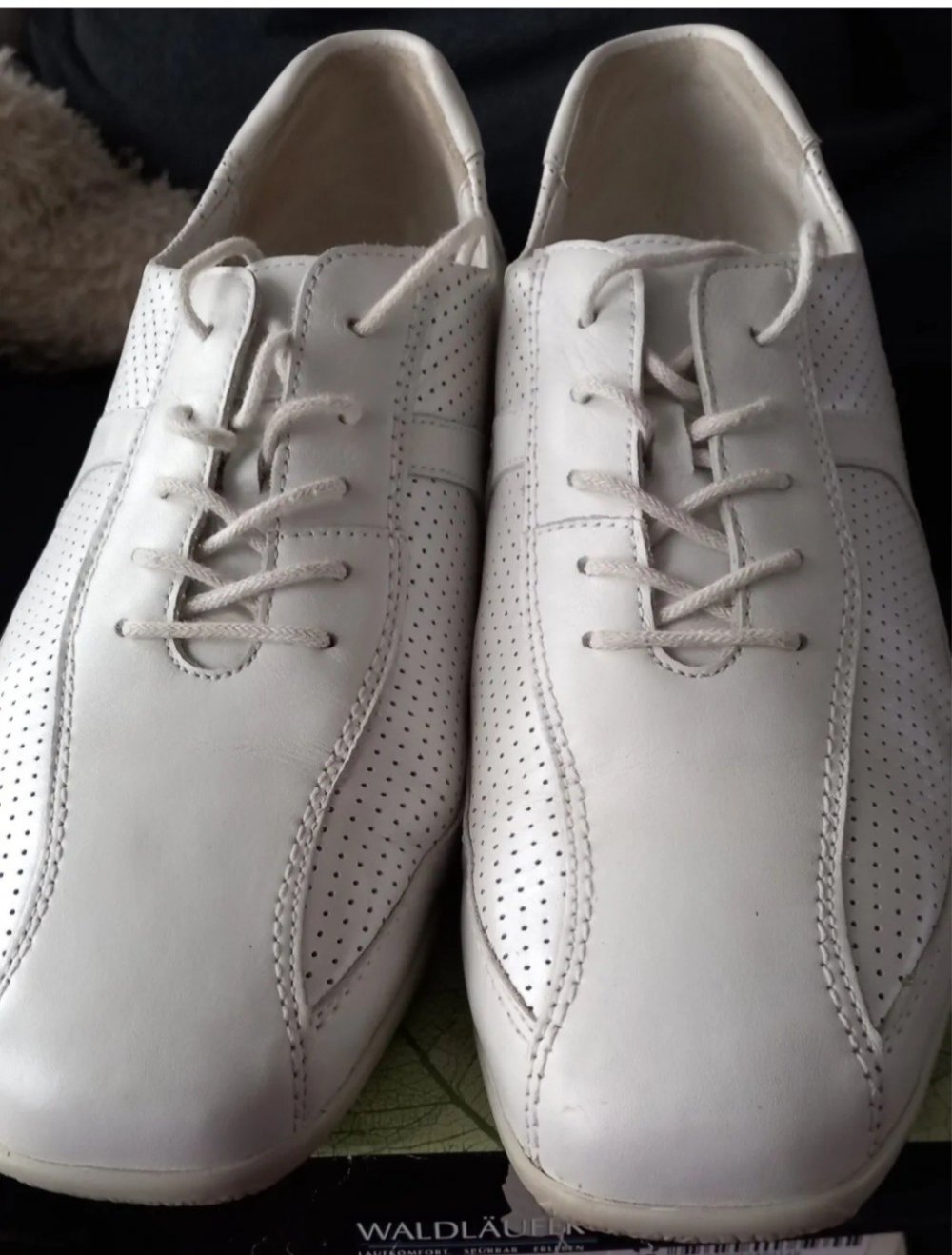 Helle Schuhe mit Fußbett