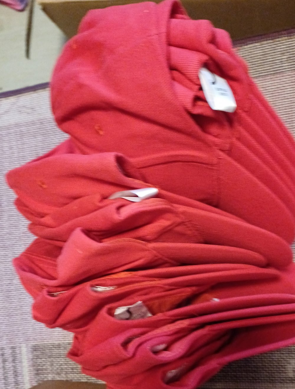 17 rote Capis