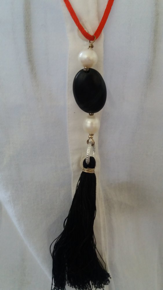 Hochgeladen vor einem Monat  Damen Kette mit schwarz Onyx Edelstein, Perlen und Quaste.