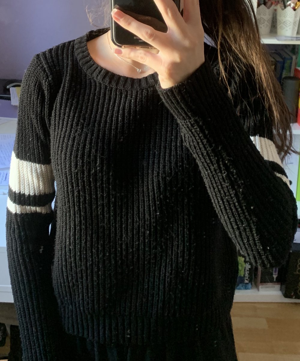 Pullover schwarz mit weissen Steifen
