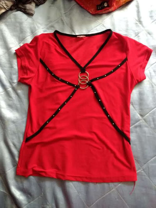 elegantes rotes shirt