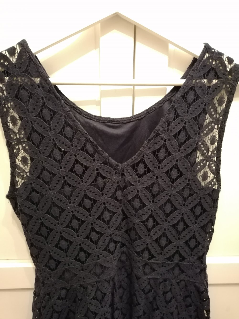 Dunkelblaues Spitzenkleid, ohne Ärmel, A- Linie