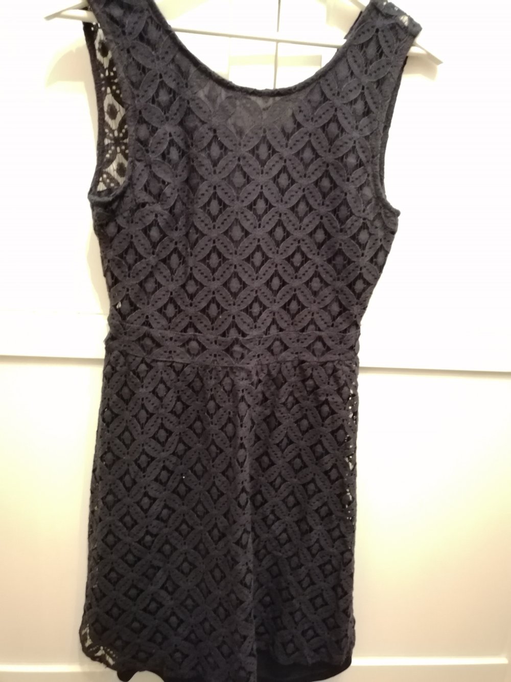Dunkelblaues Spitzenkleid, ohne Ärmel, A- Linie