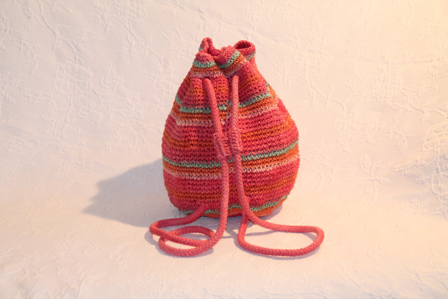 Beutel Rucksack Jacadi aus geflochtenem Stroh bunt pink gestreift geringelt orange gelb grün