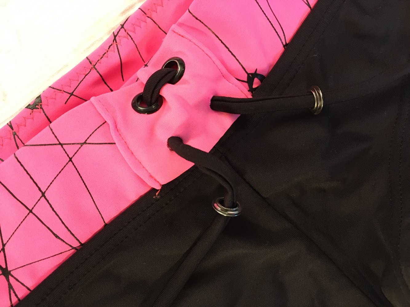 Bikini Set Triangel Top Oberteil und Hipster Cheeky Hose in neon pink + schwarz von MYSTIC ideal zum Surfen oder Wassersport, Gr. 32 - 34.