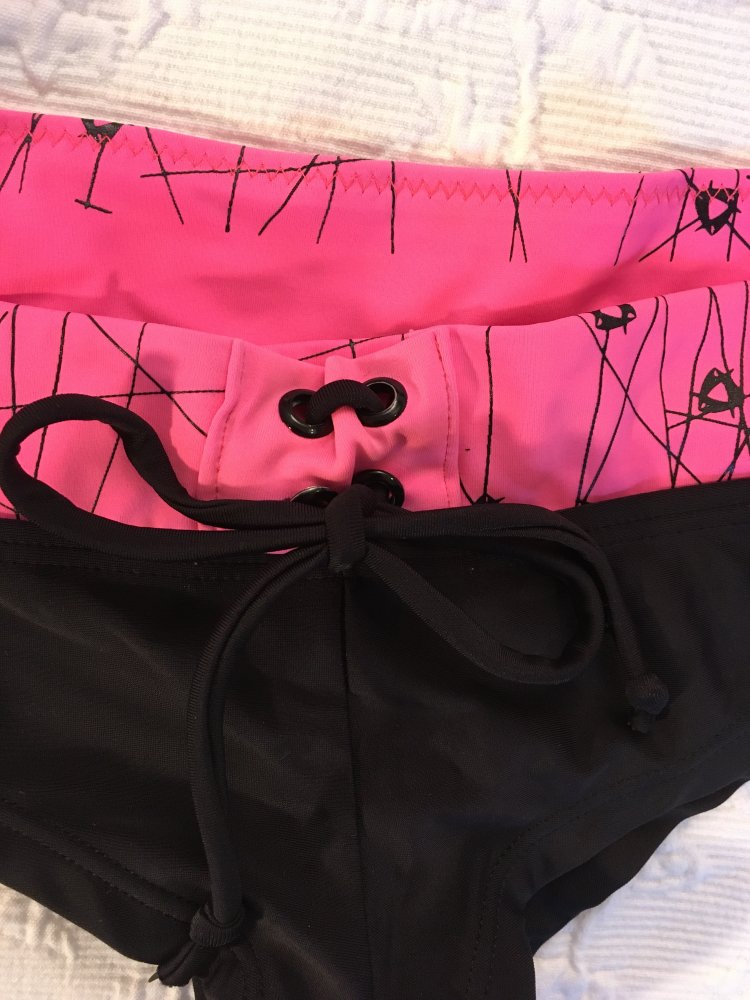 Bikini Set Triangel Top Oberteil und Hipster Cheeky Hose in neon pink + schwarz von MYSTIC ideal zum Surfen oder Wassersport, Gr. 32 - 34.