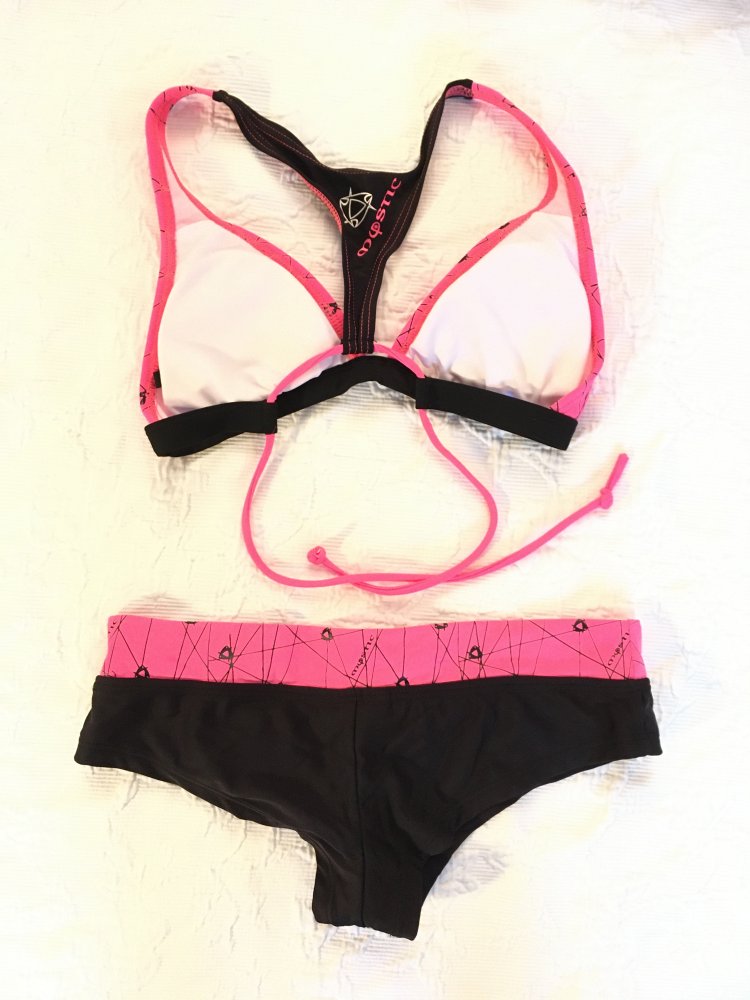 Bikini Set Triangel Top Oberteil und Hipster Cheeky Hose in neon pink + schwarz von MYSTIC ideal zum Surfen oder Wassersport, Gr. 32 - 34.