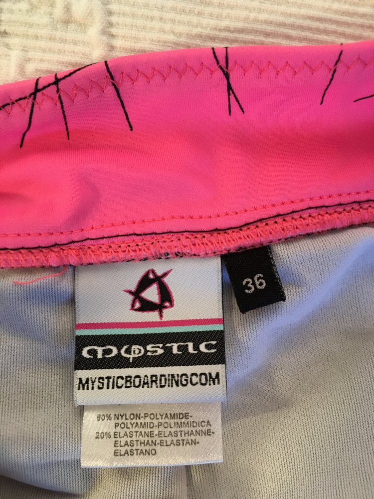 Bikini Set Triangel Top Oberteil und Hipster Cheeky Hose in neon pink + schwarz von MYSTIC ideal zum Surfen oder Wassersport, Gr. 32 - 34.