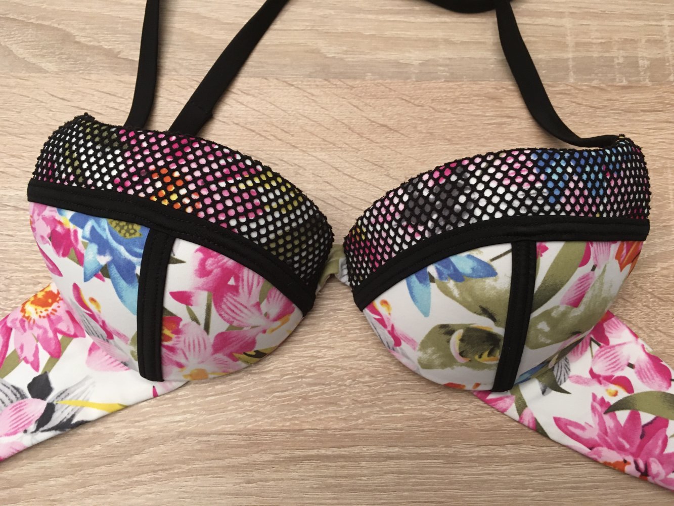 Calzedonia Bikini Neckholder Top Oberteil Cobey Wattiert Push Up Blumen print bunt schwarz weiß, Gr. 2 bzw. 70A - 85B