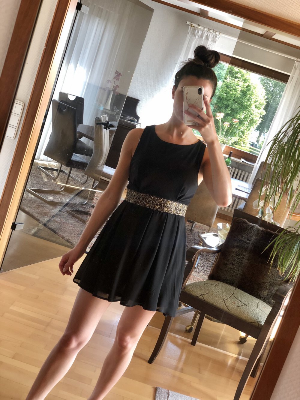 Schwarzes Kleid mit Steinchen 