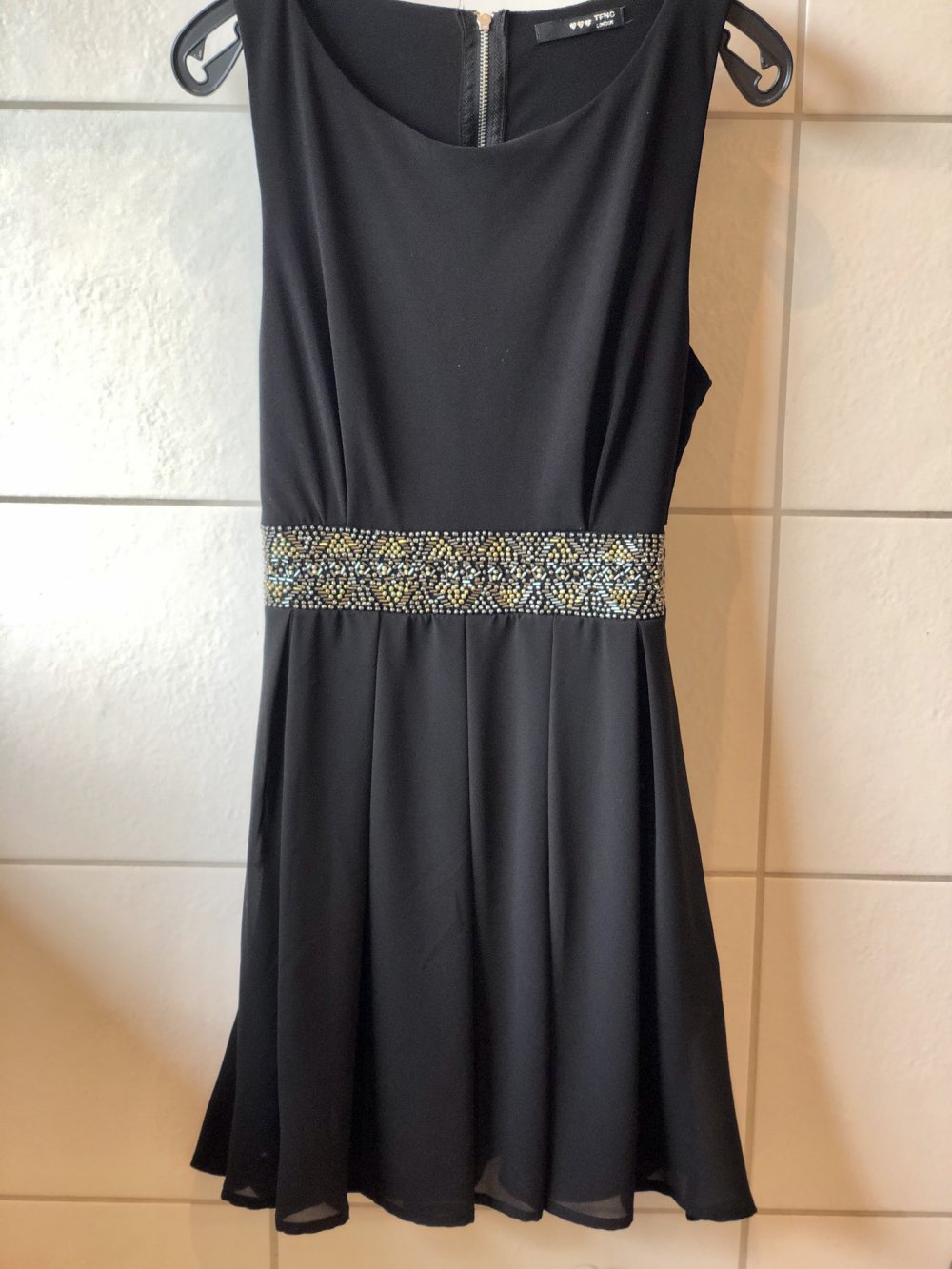 Schwarzes Kleid mit Steinchen 