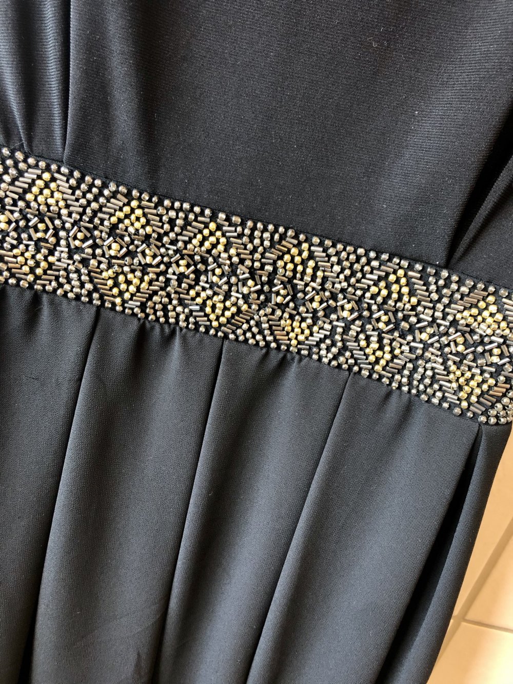 Schwarzes Kleid mit Steinchen 