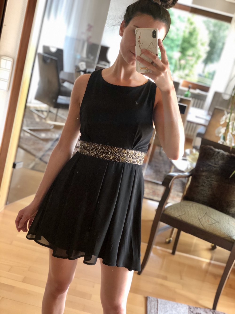 Schwarzes Kleid mit Steinchen 
