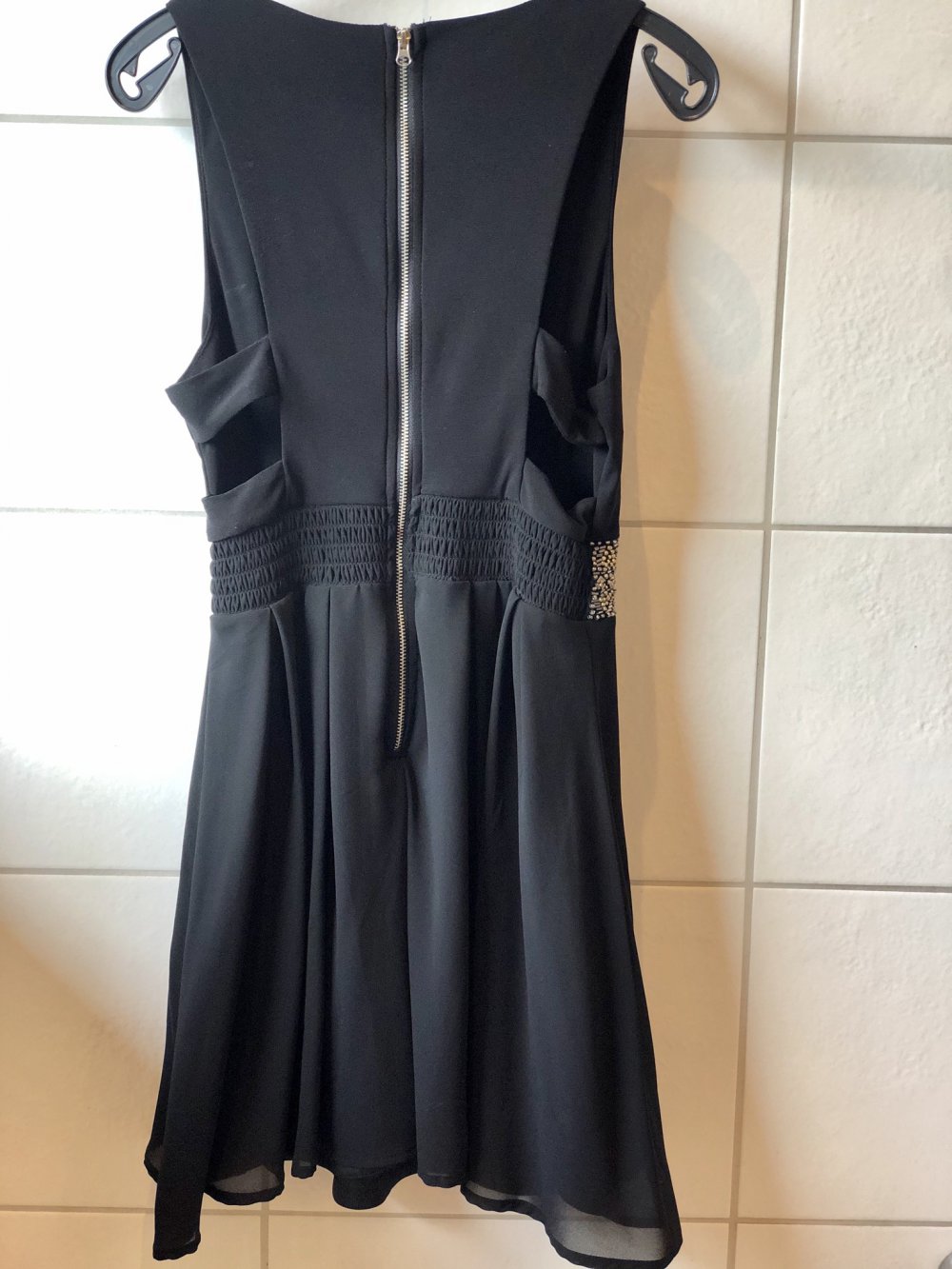 Schwarzes Kleid mit Steinchen 