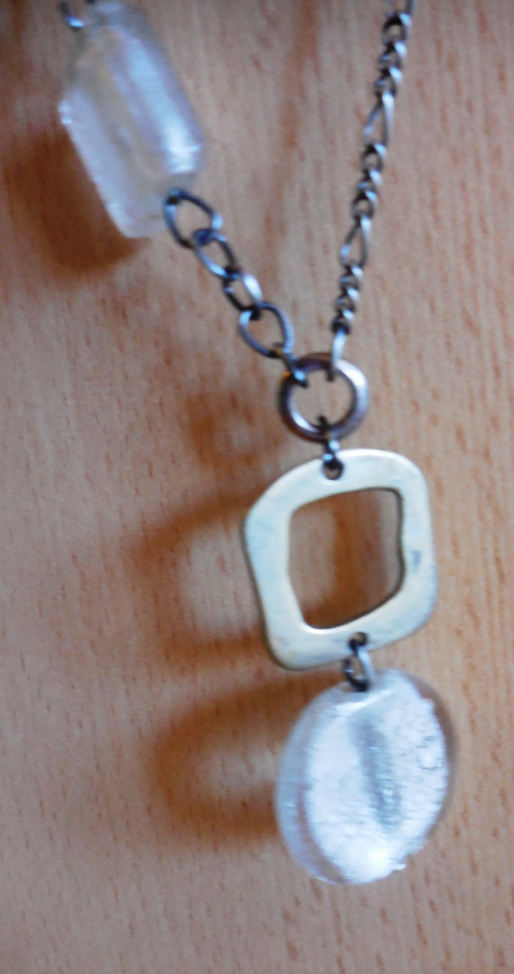 Ausgefallene und Moderne Kette in Silber mit Steine