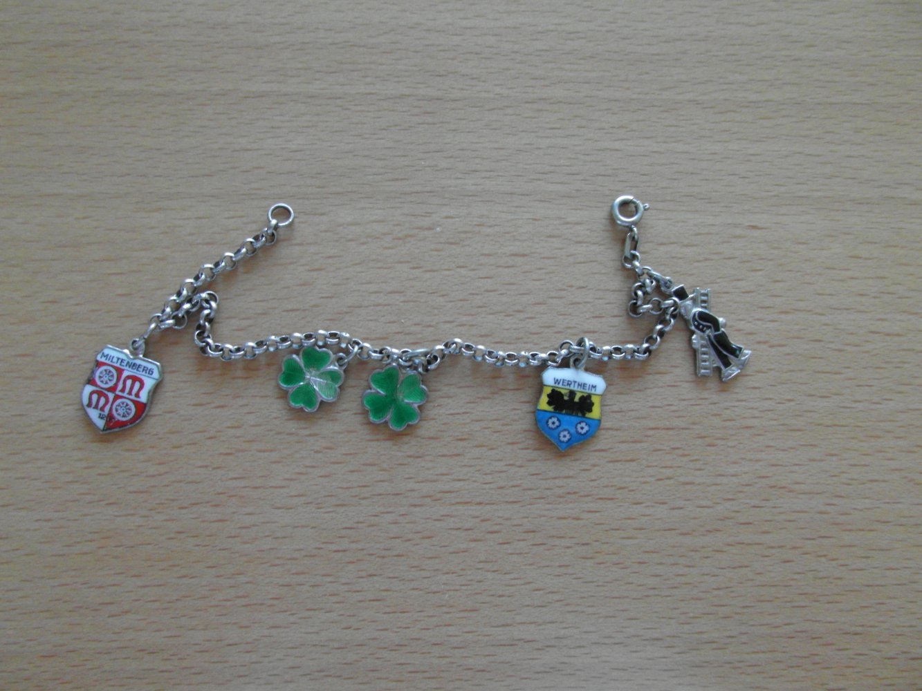 Bettlerarmband mit Anhängern