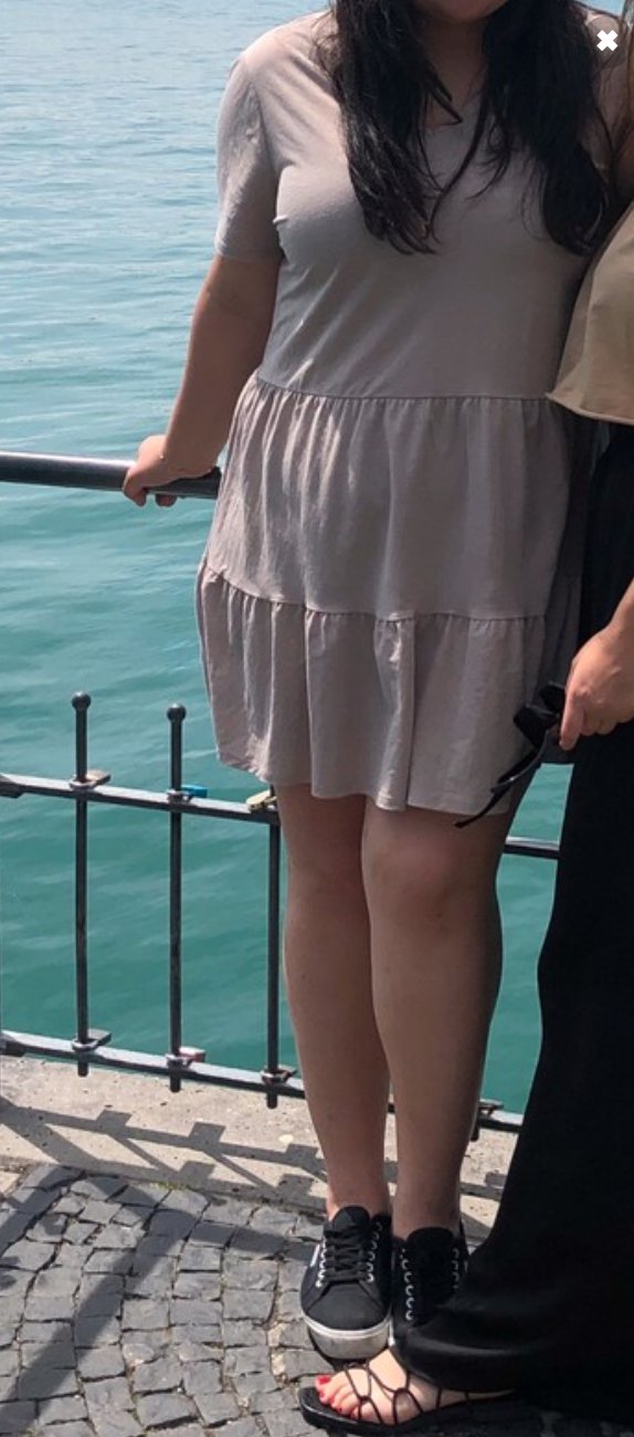 Beiges Kurzarmkleid mit Volant