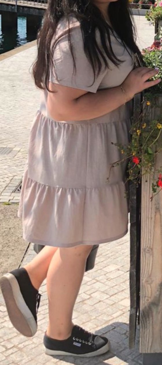 Beiges Kurzarmkleid mit Volant