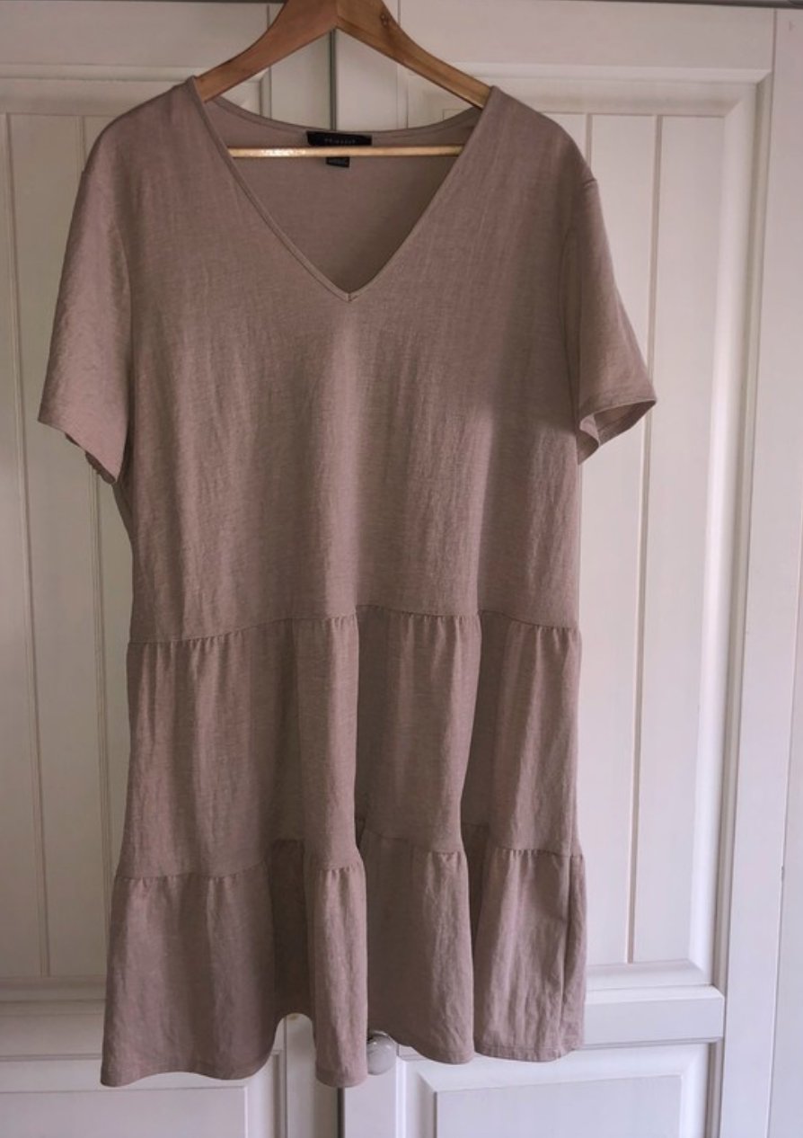 Beiges Kurzarmkleid mit Volant