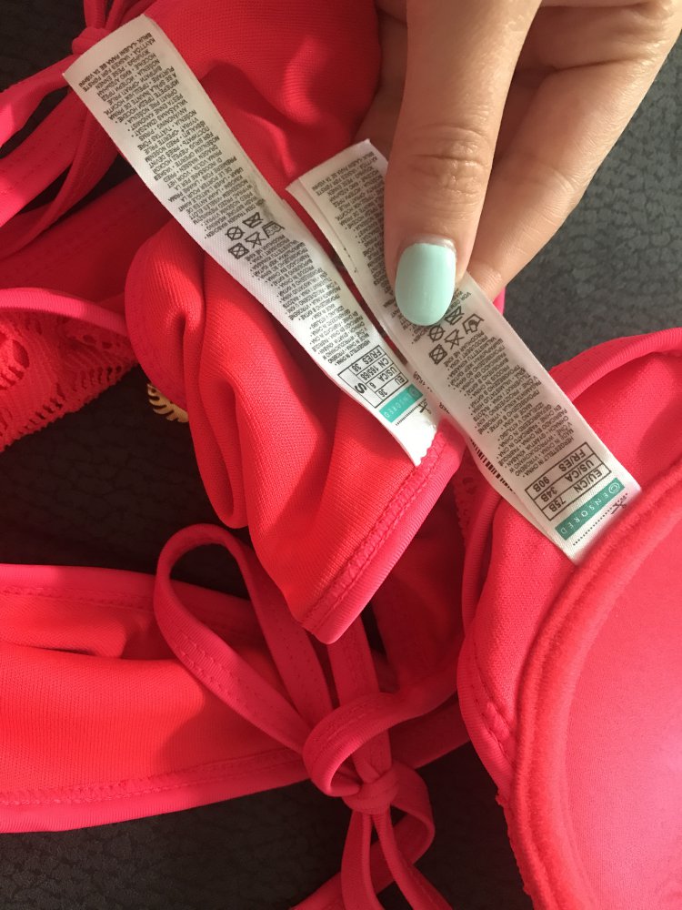 Neuer, roter Bikini 