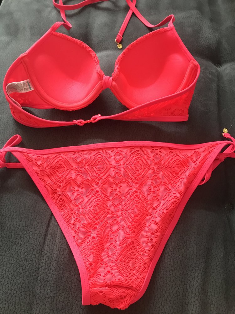 Neuer, roter Bikini 