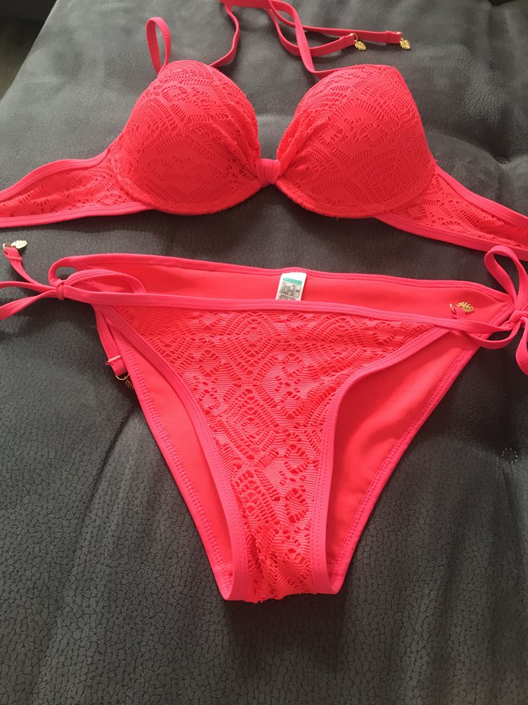 Neuer, roter Bikini 