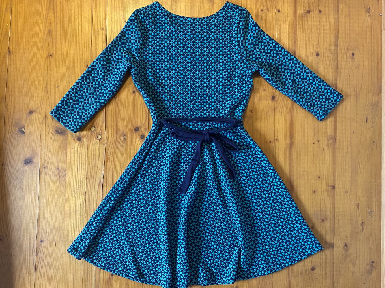 Blaues und grünes Cocktailkleid