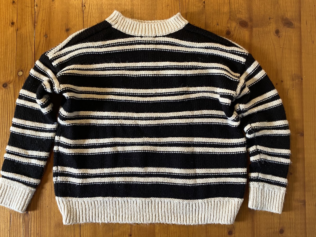 Gestreifter Strickpullover