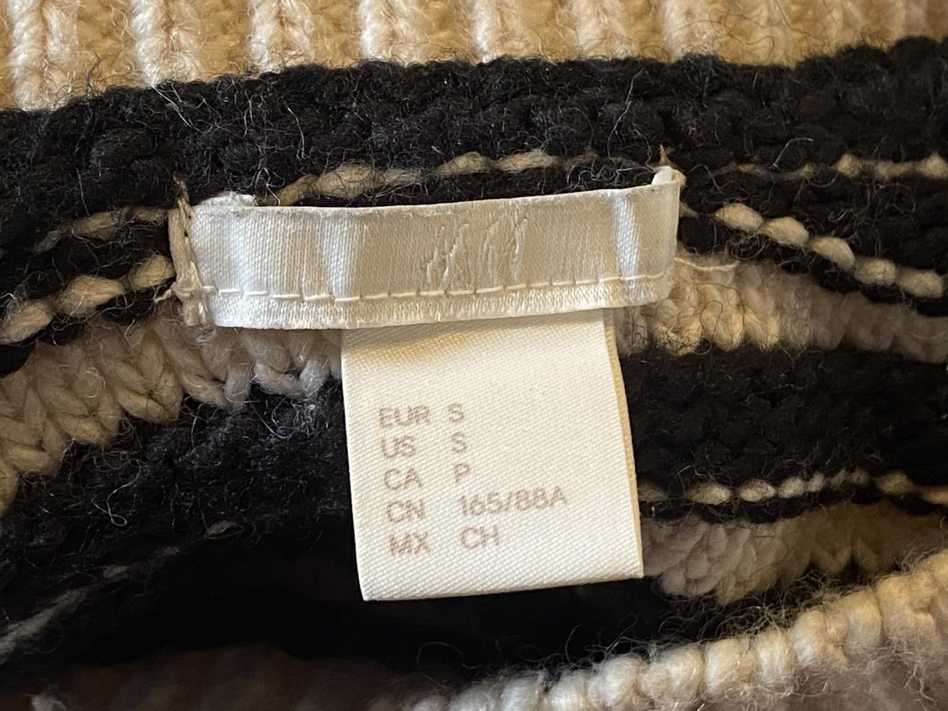 Gestreifter Strickpullover